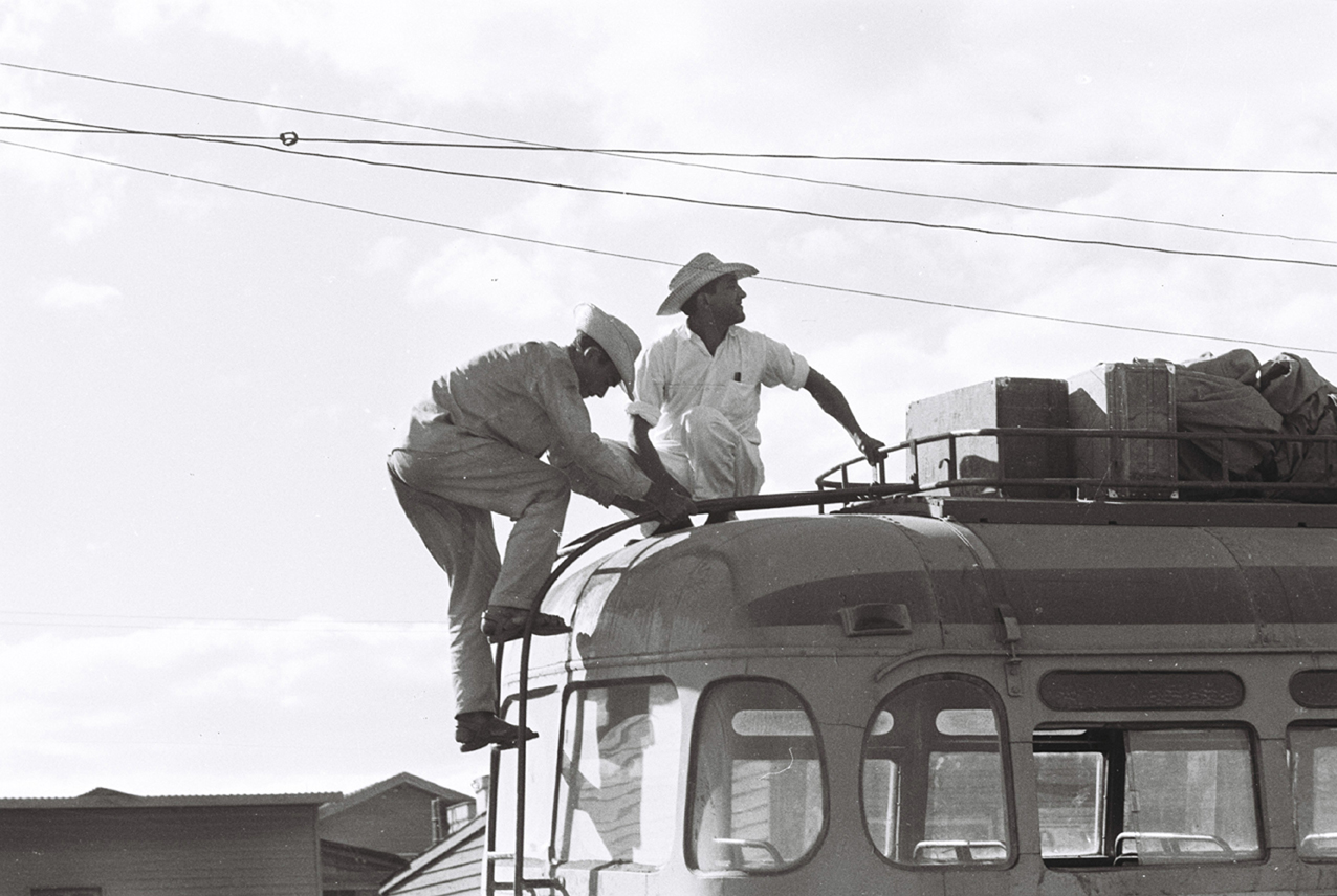 0166_NOV_B_01_Chegada_de_candangos_Nucleo_Bandeirante_1957_1960